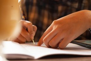 pena menulis kertas